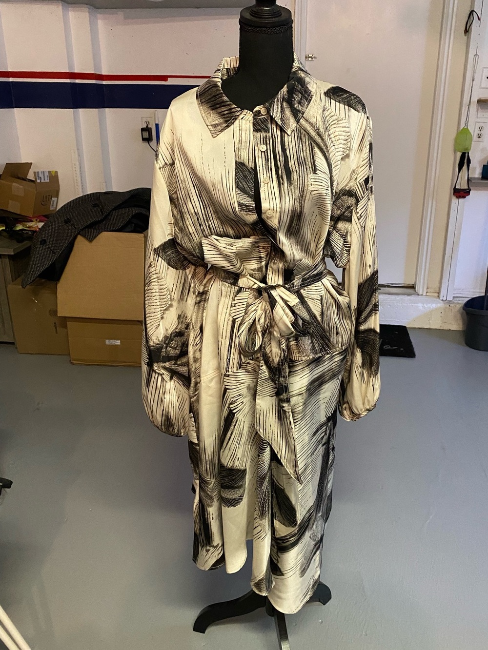 Donna Karan Black and Cream Abstract Brushstroke Tie-Waist Shirt Dress
